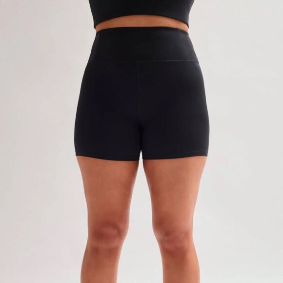 Girlfriend Collective - Black FLOAT Ultralight Run Short - Medium - Picture 1 of 7